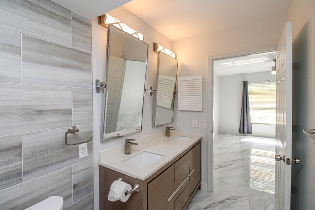 Building Photo - 2/2 REMODELED UNFURNISHED CONDO 1ST FLOOR ...