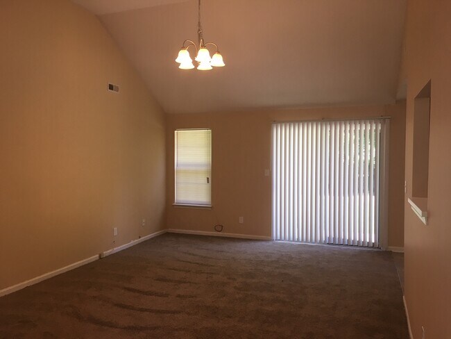 Building Photo - 3 bedroom 2 bathroom house