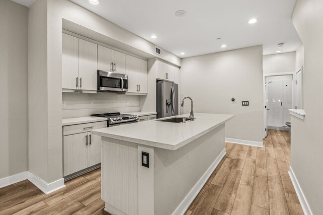 Building Photo - 7631 University Ave