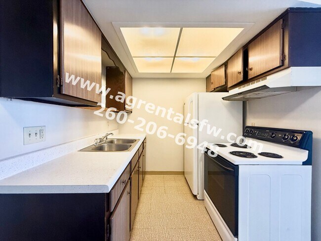 Building Photo - 901-931 West Brookwood Court