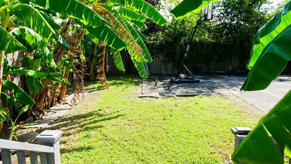 Left side backyard - 3415 Louisiana Avenue Pky