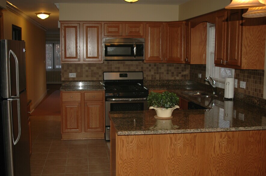 Building Photo - 826 E Capri Dr