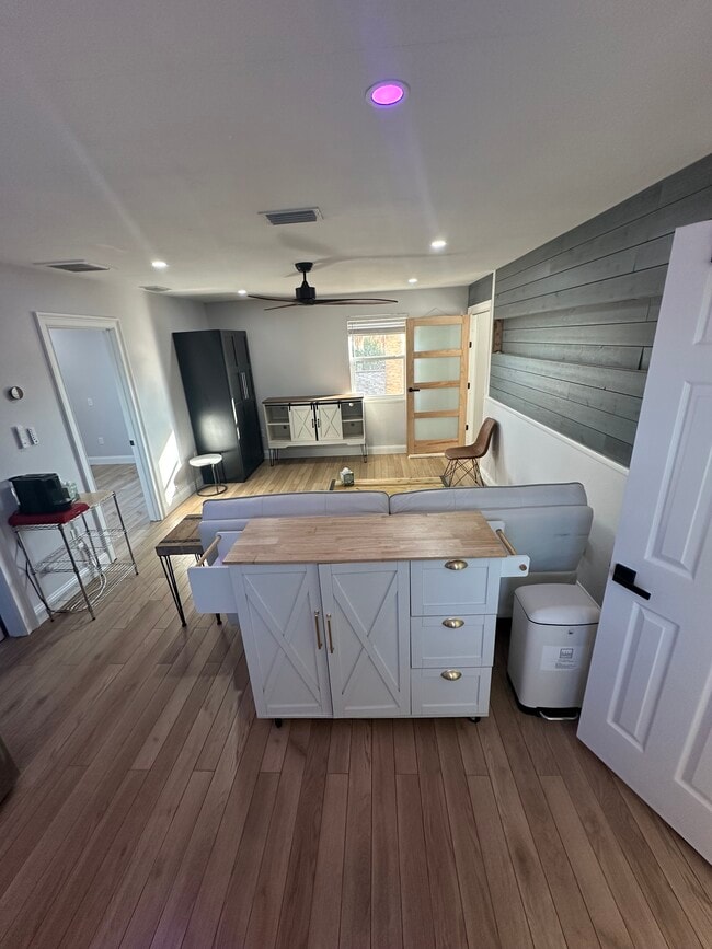 Building Photo - 3114 Dupont St S