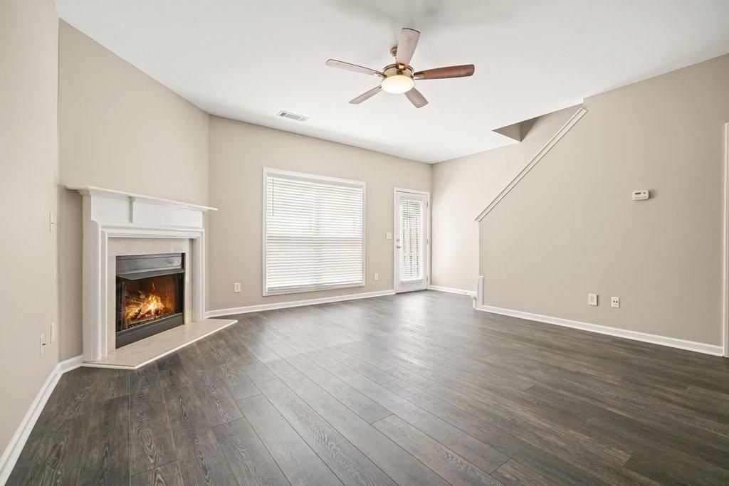 Building Photo - 2045 Lakeshore Overlook Dr