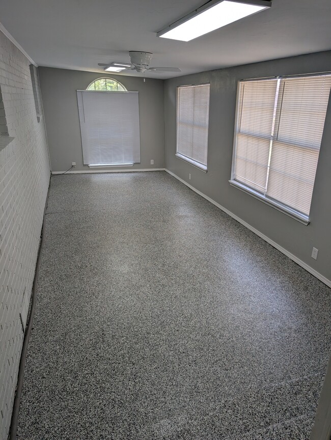 Building Photo - 2421 Marshall Dr