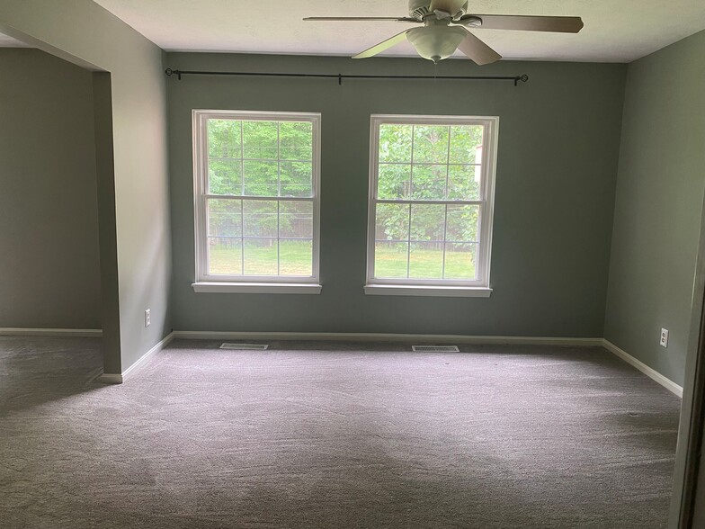 Building Photo - 6970 Carriage Hill Dr