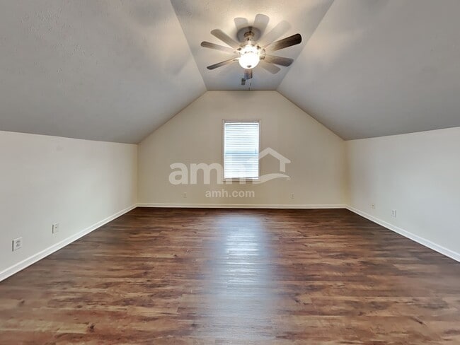 Building Photo - 204 Creekwood Dr