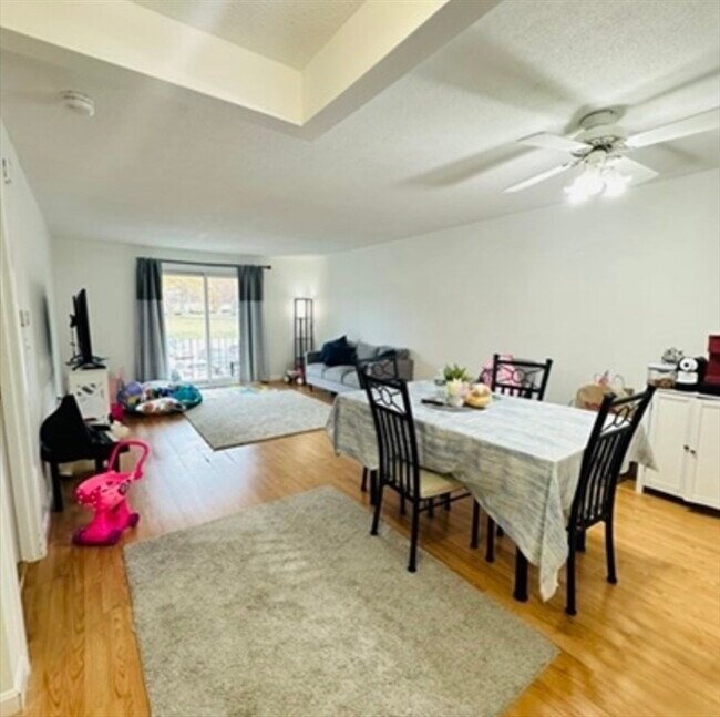 Building Photo - 8 Shadowbrook Ln