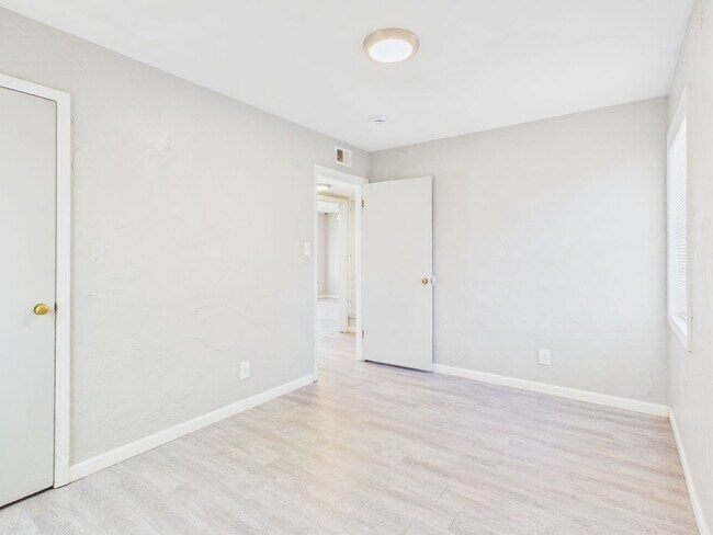 Building Photo - ~ALL BILLS PAID! 2 bedroom Duplex for rent! ~
