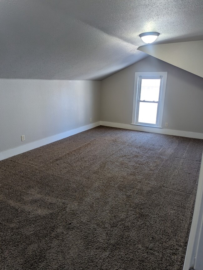 Building Photo - 536 Metomen St