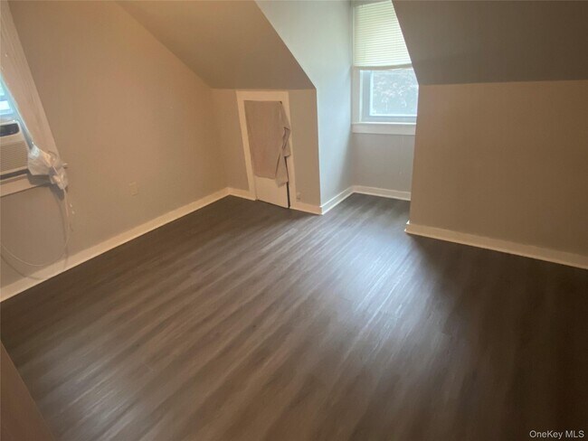 Building Photo - 7 Woods Pl