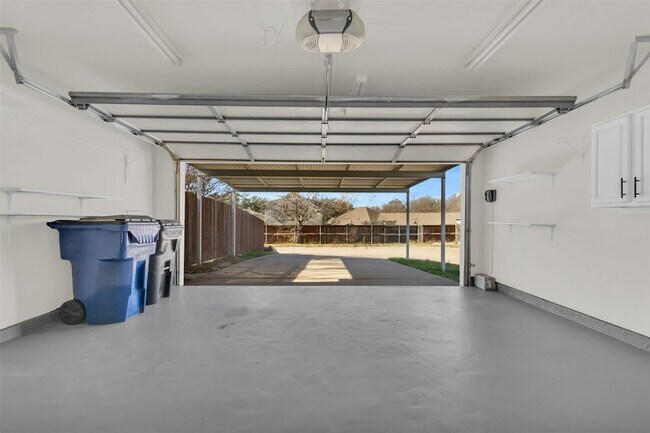 Building Photo - 8691 Pebblebrook Dr