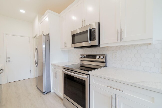 Building Photo - 205 River Bluff Ln