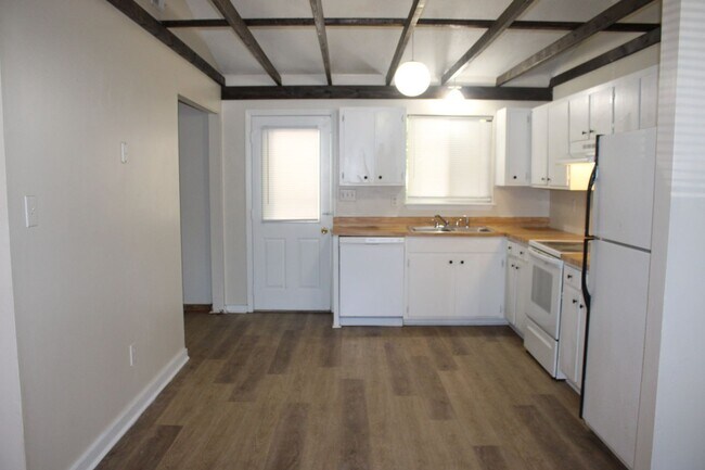 Building Photo - Charming Duplex in Havelock