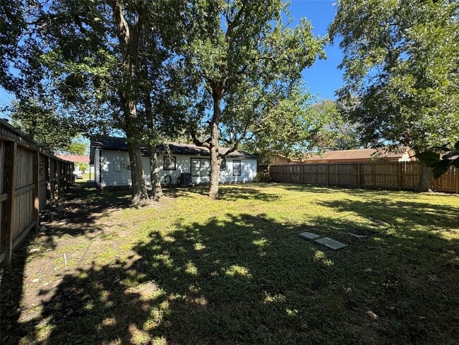 Building Photo - 514 Bertloma St