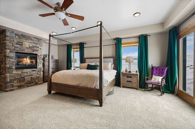 Building Photo - Spacious 6-bedroom, 4.5-bathroom home is i...