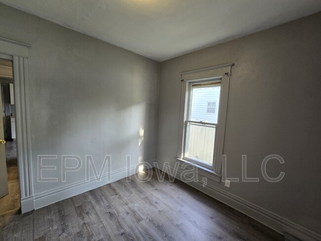 Building Photo - 908 W 3rd St