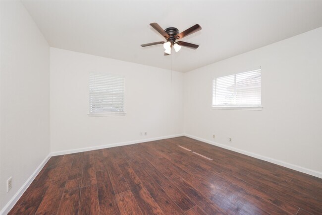 Building Photo - 5375 Little John Ln