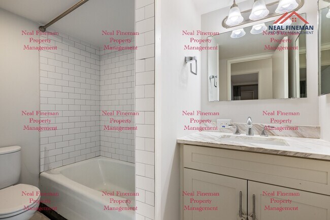 Building Photo - 2 Bed 2 Bath, One parking. Tenant pay all ...