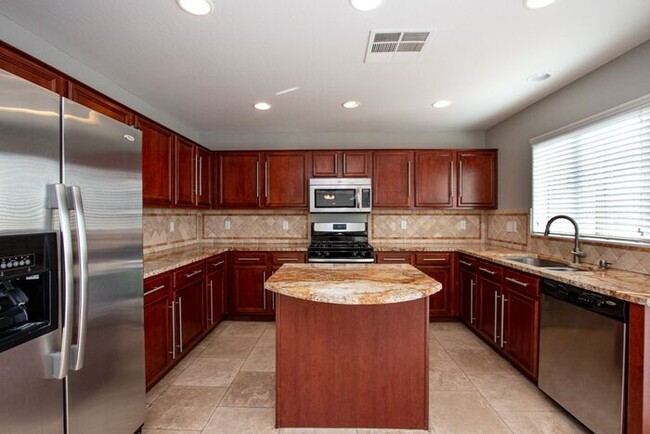 Building Photo - Welcome to this stunning 4 bedroom, 2.5 ba...