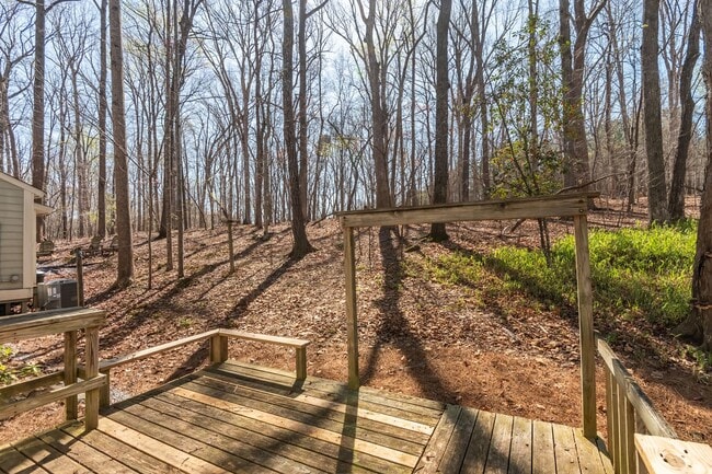 Building Photo - Peaceful on Poplar