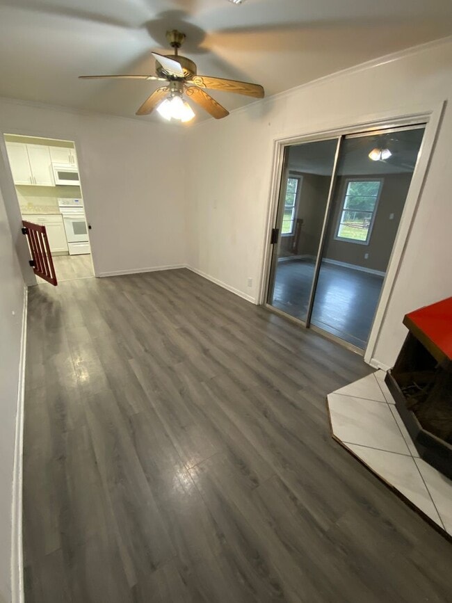Building Photo - 833 Camilla Dr