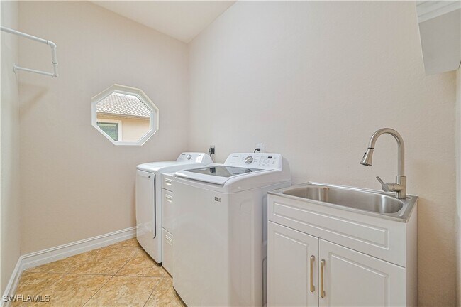 Building Photo - 9280 River Otter Dr