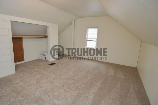 Building Photo - Spacious 5-Bedroom Home – Pet-Friendly and...