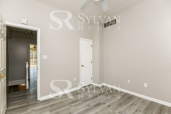 Building Photo - Brick 2 BR, 2 BA Townhome