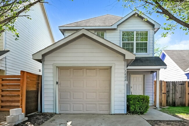 Building Photo - 1424 Pine Ln