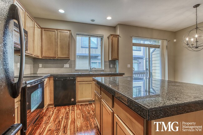 Building Photo - Gorgeous Four Bedroom Townhome in Hillsboro!