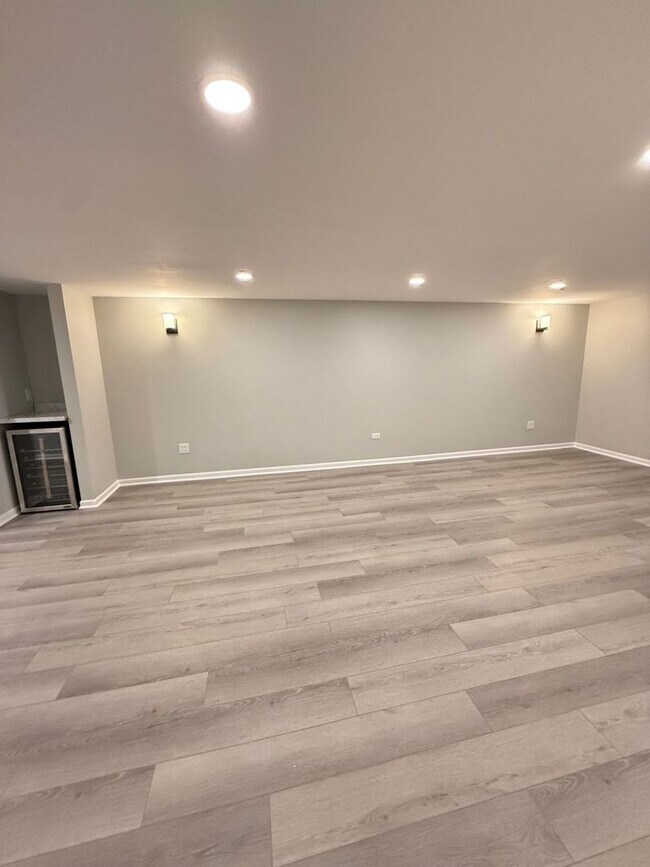 Building Photo - 8500 W Carmen Ave