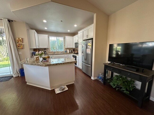Building Photo - La Ventana Estates 3 bdrm Townhome Available