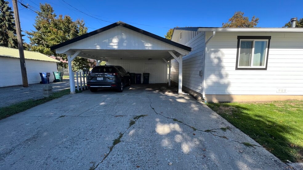 Building Photo - 711 W Davidson Ave