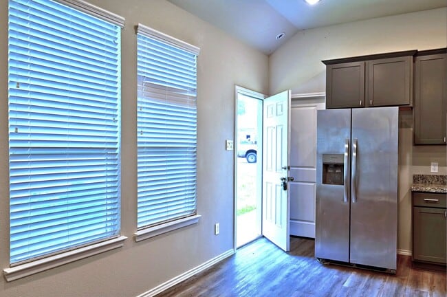 Building Photo - 11550 Persimmon St