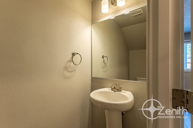 Building Photo - 7415 NE 136th Ave