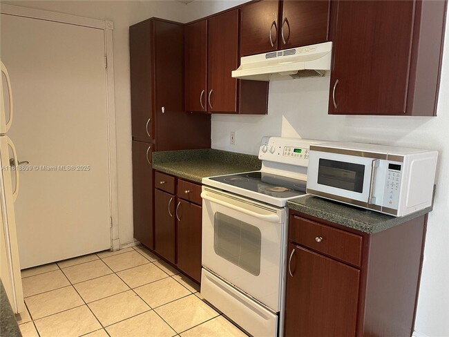 Building Photo - 10370 SW 150th Ct
