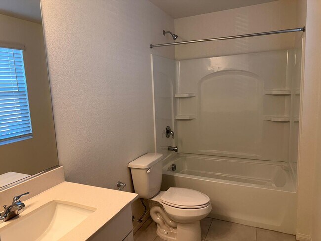 Building Photo - Gorgeous 5 Bedroom Home in Gated Community