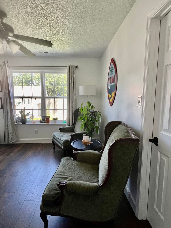 Building Photo - 4BD/2.5BA Gorgeous Home with Fence Backyar...