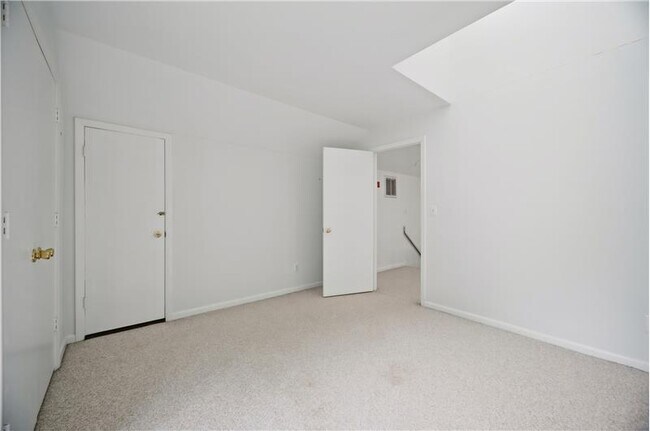 Building Photo - 1044 Commodore Dr