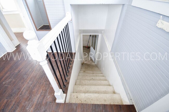 Building Photo - 2-Bedroom Farmhouse