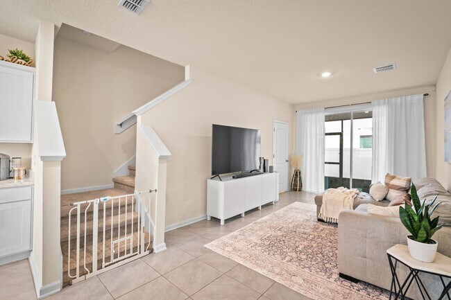 Building Photo - 2-Bedroom Townhome for Rent with Private En-Suite Baths & Screened Porch