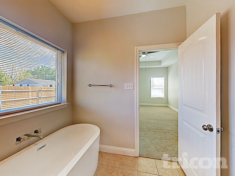 Building Photo - 1002 Woodcrest Dr