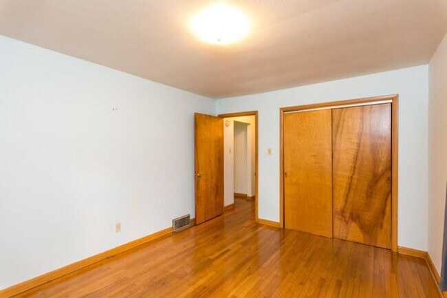 Building Photo - 1BR/1BA Duplex in Convenient Location! Har...