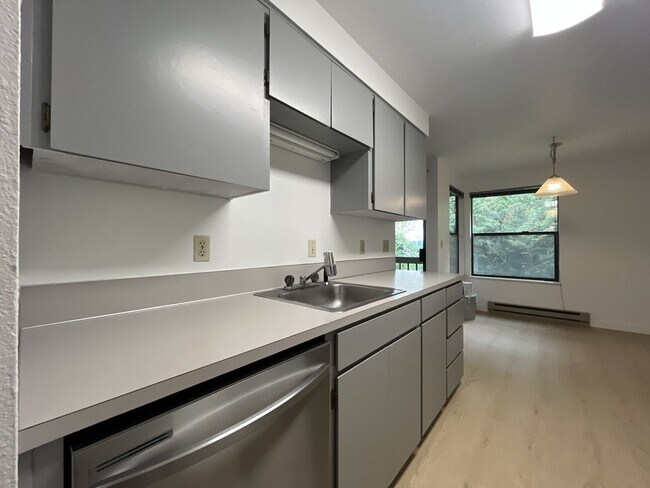 Building Photo - Beautiful Upper-Level Condo in the Heart of Multnomah Village with Private Covered Balcony and In...