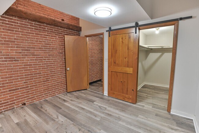 Building Photo - Charming 3 Bedroom on Grand St