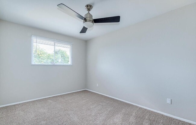 Building Photo - 2439 E Del Rio Dr