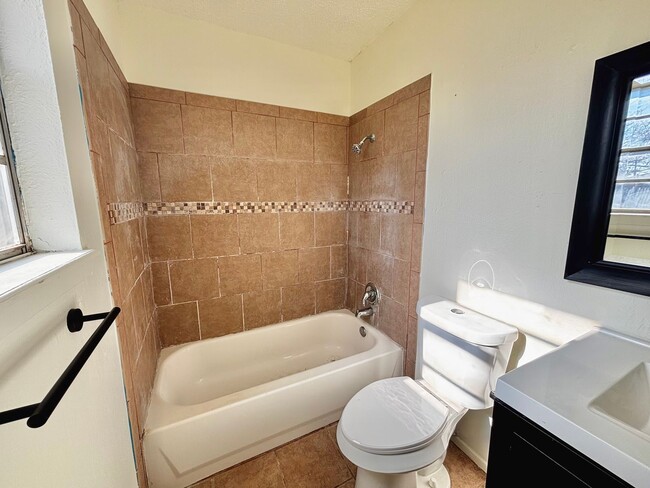 Building Photo - Freshly Remodeled 3 Bedroom 2 Bathroom Hom...