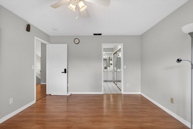 Building Photo - Cozy 3 Bedroom Available in Tampa!