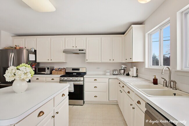 Building Photo - 1901 Kennedy Dr